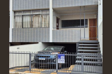Casa à venda com 300m², 4 quartos e 6 vagas Casa à venda com 300m², 4 quartos e 6 vagasFachada