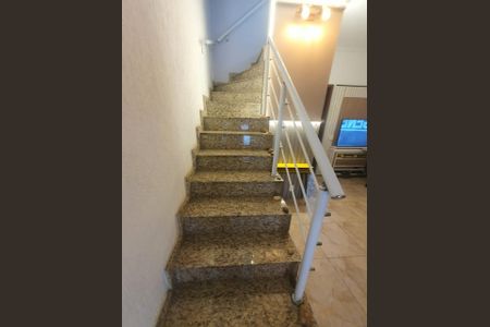 Casa à venda com 61m², 2 quartos e 2 vagasEscada