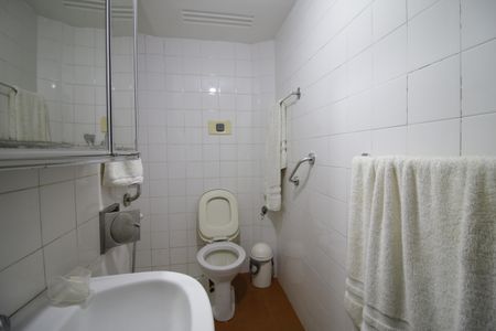 Casa de condomínio à venda com 350m², 5 quartos e 5 vagasBanheiro da casa 2