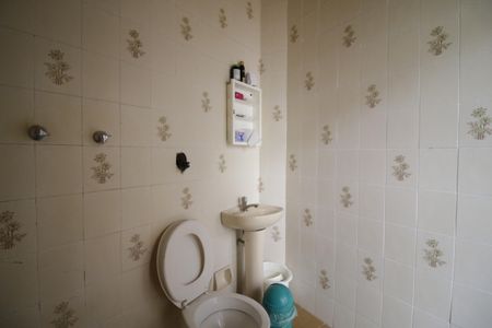Casa de condomínio à venda com 350m², 5 quartos e 5 vagasBanheiro de serviço