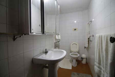 Casa de condomínio à venda com 350m², 5 quartos e 5 vagasBanheiro da casa 2