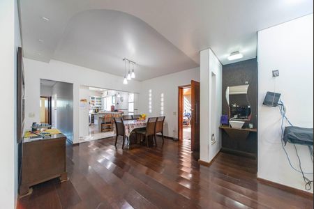 Casa para alugar com 450m², 4 quartos e 4 vagasSala