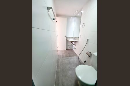 Banheiro de apartamento para alugar com 2 quartos, 58m² em Barra da Tijuca, Rio de Janeiro