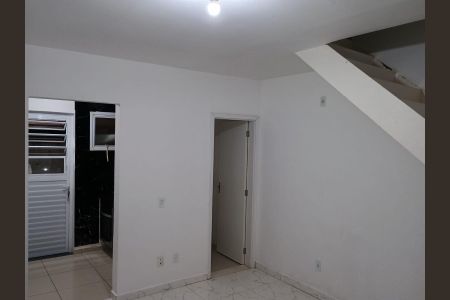Sala de casa de condomínio para alugar com 2 quartos, 49m² em Aguassai, Cotia