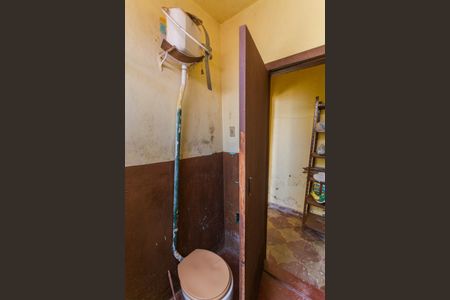 Casa à venda com 240m², 4 quartos e 1 vagaBanheiro Social da Casa de Fundos