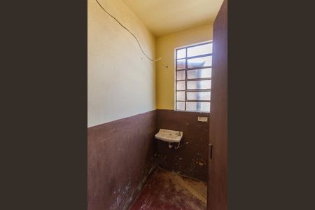 Casa à venda com 240m², 4 quartos e 1 vagaBanheiro Social da Casa de Fundos