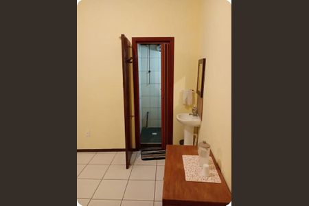 Banheiro  de kitnet/studio para alugar com 1 quarto, 20m² em Centro, Santo André