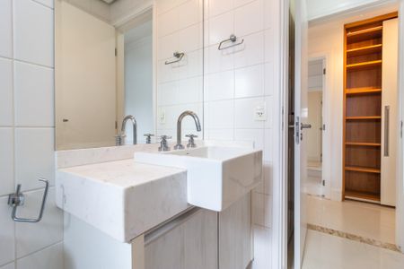 Apartamento para alugar com 149m², 3 quartos e 2 vagas Apartamento para alugar com 149m², 3 quartos e 2 vagasBanheiro da Suíte 1