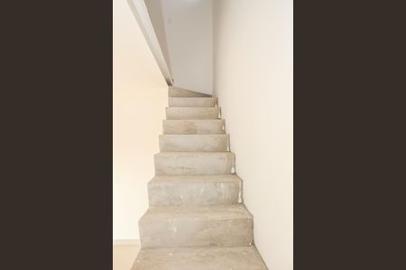 Apartamento à venda com 47m², 1 quarto e sem vaga Apartamento à venda com 47m², 1 quarto e sem vagaEscada