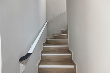 Casa de condomínio para alugar com 180m², 2 quartos e sem vagaEscada