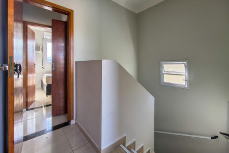 Casa de condomínio para alugar com 180m², 2 quartos e sem vaga Hall da escada 