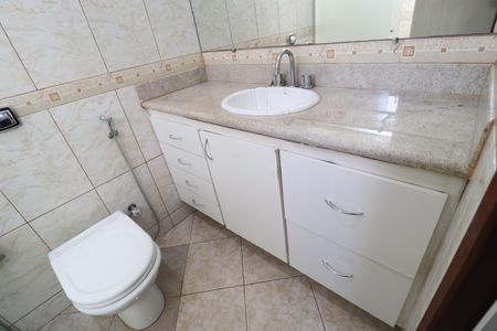 Casa para alugar com 250m², 4 quartos e 3 vagasBanheiro do Quarto 1