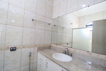 Banheiro do Quarto 1 de casa para alugar com 4 quartos, 250m² em Jardim das Palmeiras, Uberlândia