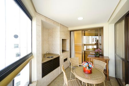 Apartamento à venda com 250m², 4 quartos e 4 vagas Apartamento à venda com 250m², 4 quartos e 4 vagasVaranda