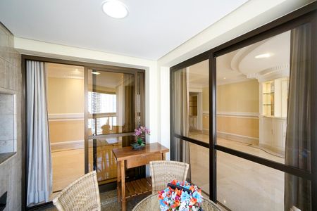 Apartamento à venda com 250m², 4 quartos e 4 vagas Apartamento à venda com 250m², 4 quartos e 4 vagasVaranda