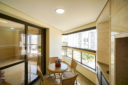 Apartamento à venda com 250m², 4 quartos e 4 vagas Apartamento à venda com 250m², 4 quartos e 4 vagasVaranda
