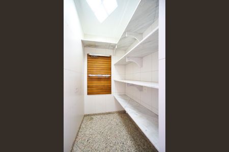 Apartamento à venda com 250m², 4 quartos e 4 vagas Apartamento à venda com 250m², 4 quartos e 4 vagasDespensa