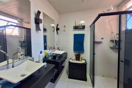 Casa de condomínio à venda com 235m², 4 quartos e 2 vagasBanheiro da Suíte 2