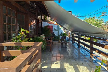 Casa de condomínio à venda com 235m², 4 quartos e 2 vagasQuintal