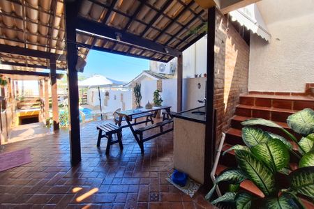 Casa de condomínio à venda com 235m², 4 quartos e 2 vagasQuintal