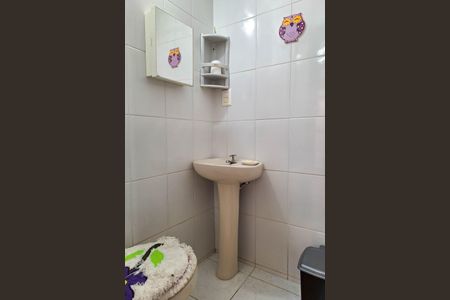 Casa de condomínio à venda com 235m², 4 quartos e 2 vagasBanheiro de serviço