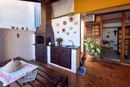 Casa de condomínio à venda com 235m², 4 quartos e 2 vagasQuintal