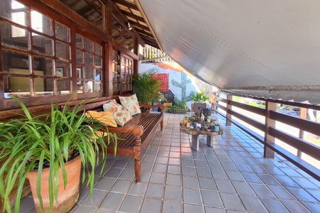 Casa de condomínio à venda com 235m², 4 quartos e 2 vagasQuintal