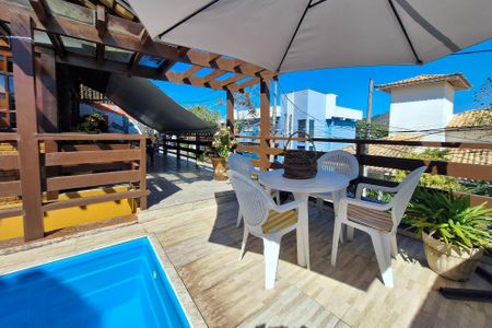 Casa de condomínio à venda com 235m², 4 quartos e 2 vagasQuintal