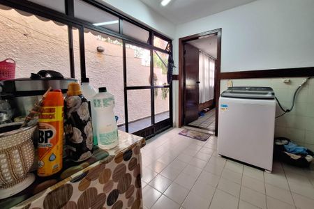Casa de condomínio à venda com 235m², 4 quartos e 2 vagasÁrea de Serviço