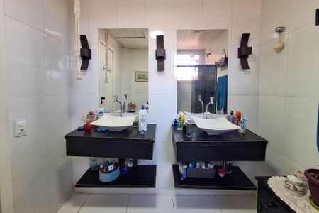 Casa de condomínio à venda com 235m², 4 quartos e 2 vagasBanheiro da Suíte 2
