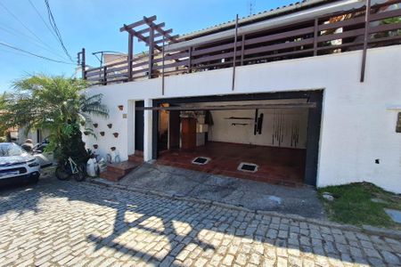 Casa de condomínio à venda com 235m², 4 quartos e 2 vagasFachada