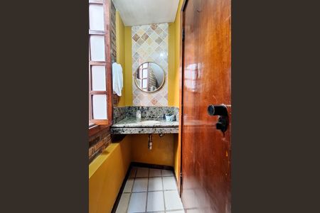 Casa de condomínio à venda com 235m², 4 quartos e 2 vagasLavabo