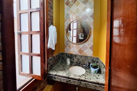 Casa de condomínio à venda com 235m², 4 quartos e 2 vagasLavabo