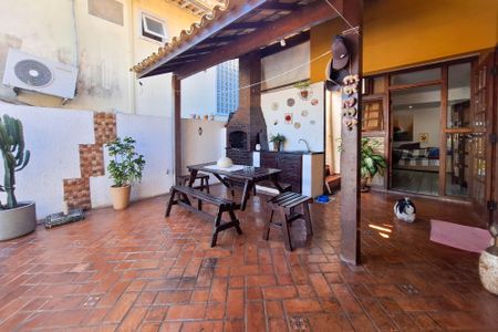 Casa de condomínio à venda com 235m², 4 quartos e 2 vagasQuintal