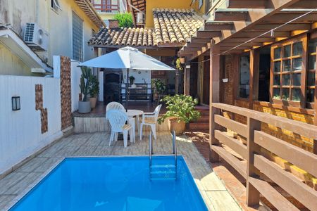 Casa de condomínio à venda com 235m², 4 quartos e 2 vagasQuintal
