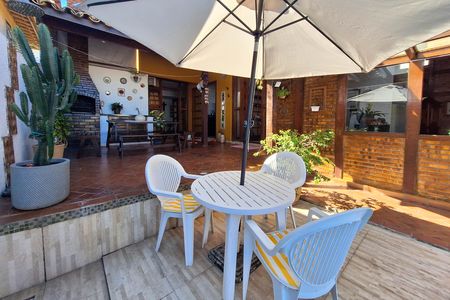 Casa de condomínio à venda com 235m², 4 quartos e 2 vagasQuintal