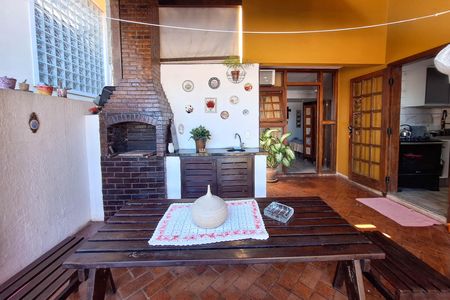 Casa de condomínio à venda com 235m², 4 quartos e 2 vagasQuintal