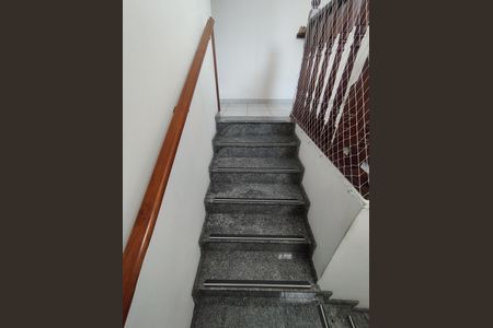 Casa para alugar com 245m², 3 quartos e 4 vagas Casa para alugar com 245m², 3 quartos e 4 vagasEscada