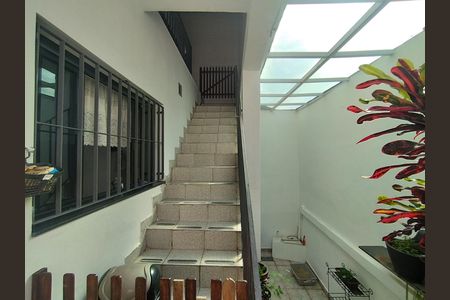 Casa para alugar com 245m², 3 quartos e 4 vagas Casa para alugar com 245m², 3 quartos e 4 vagasEscada