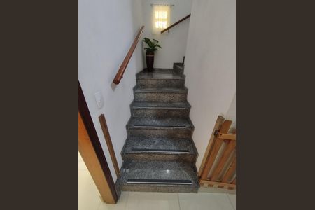 Casa para alugar com 245m², 3 quartos e 4 vagas Casa para alugar com 245m², 3 quartos e 4 vagasEscada