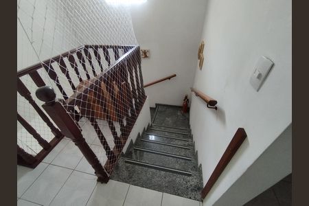 Casa para alugar com 245m², 3 quartos e 4 vagas Casa para alugar com 245m², 3 quartos e 4 vagasEscada