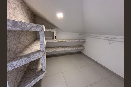 Casa de condomínio para alugar com 190m², 3 quartos e 1 vagaArmário do sótão 