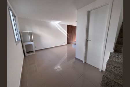 Casa de condomínio para alugar com 190m², 3 quartos e 1 vagaSala