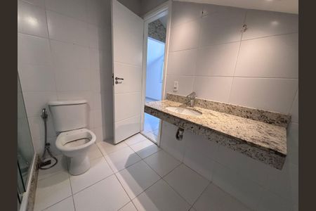 Casa de condomínio para alugar com 190m², 3 quartos e 1 vagaBanheiro do sótão 