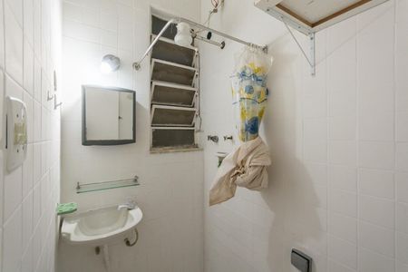 Banheiro de kitnet/studio para alugar com 1 quarto, 45m² em Tijuca, Rio de Janeiro