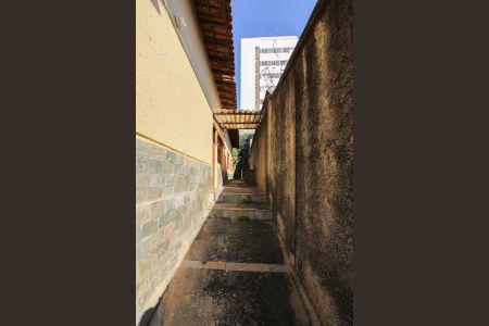 Casa à venda com 80m², 2 quartos e 2 vagasCorredor Lateral