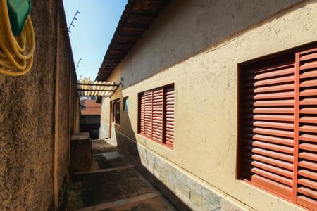 Casa à venda com 80m², 2 quartos e 2 vagasCorredor Lateral