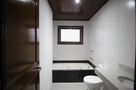 Casa à venda com 290m², 5 quartos e 3 vagasBanheiro da Suíte 1