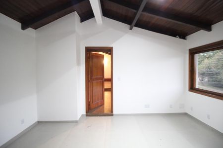 Casa à venda com 290m², 5 quartos e 3 vagasSuíte 2