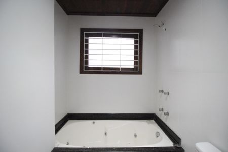 Casa à venda com 290m², 5 quartos e 3 vagasBanheiro da Suíte 1